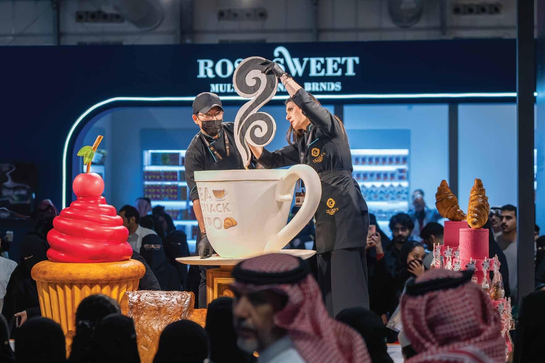 الكوب العملاق على المسرح